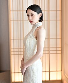 Mermaid Line style wedding dress (AE04): A timeless mermaid gown that embodies the classic elegance of PRONOVIAS. Delicate ivory lace is lavishly adorned with intricate beadwork, while the graceful curves around the neckline beautifully enhance the bride’s feminine silhouette. A sophisticated and elegant piece that captures timeless beauty.
