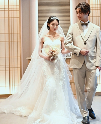 Slender Line style wedding dress (AE05): An elegant mermaid gown crafted entirely from delicate lace, beautifully accentuating the bride’s natural curves. The sheer tulle train adds a light and graceful touch, while the pure white hue enhances a refined and sophisticated sense of timeless elegance.