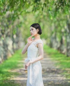 Soft Mermaid Line style wedding dress (NE29): A sophisticated and elegant dress featuring delicate lace details, with a statement waist ribbon adding a graceful and glamorous accent.