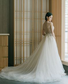 A-Line / Mermaid (2-Way) style wedding dress (AC02): A versatile 2-way dress by Bliss Monique Lhuillier, offering two distinct silhouettes: an elegant A-line and a soft mermaid, created by adding a delicate tulle overskirt. Combining grace and lightness, it beautifully enhances the natural contours of the body. Intricate and refined embroidery adorns the entire dress, creating a soft, subtle shimmer with every movement.