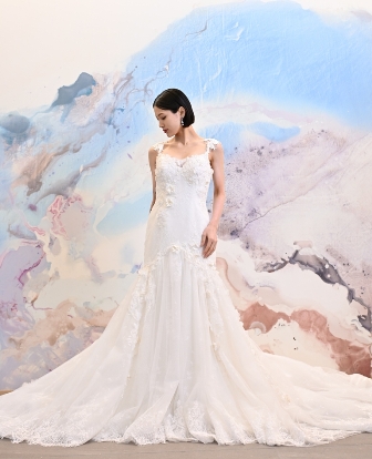 Mermaid Line style wedding dress (AE02): A beautifully fitted silhouette gracefully embraces the body, while the elegant train flowing toward the hem creates a striking and glamorous presence. Delicate lace shoulder straps add a refined and sophisticated touch to this stunning gown.