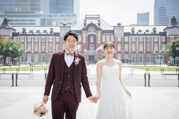 憧れの東京駅を舞台に、ウェディングドレスとタキシード姿で過ごすおふたりの特別な前撮りの一日
