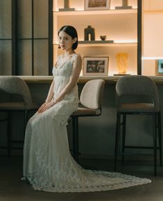 Slender Line style wedding dress (AC01): A dress that embodies the delicate sensibility of Claire Pettibone, blending contemporary design with a touch of bohemian essence. Soft lace gently embraces the skin, while the distinctive triangular train creates a light and graceful trailing effect. Natural yet subtly romantic, this feminine dress is filled with effortless charm and timeless elegance.