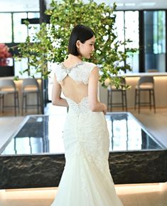 Mermaid Line style wedding dress (AC03): A glamorous mermaid dress by Pronovias, a dream designer for many brides. Delicate beading and intricate embroidery from the neckline to the bust create an elegant sparkle, while the bold and sensual open-back design adds a captivating touch. The soft off-white shade and beautifully sculpted silhouette gracefully enhance the bride’s natural curves.