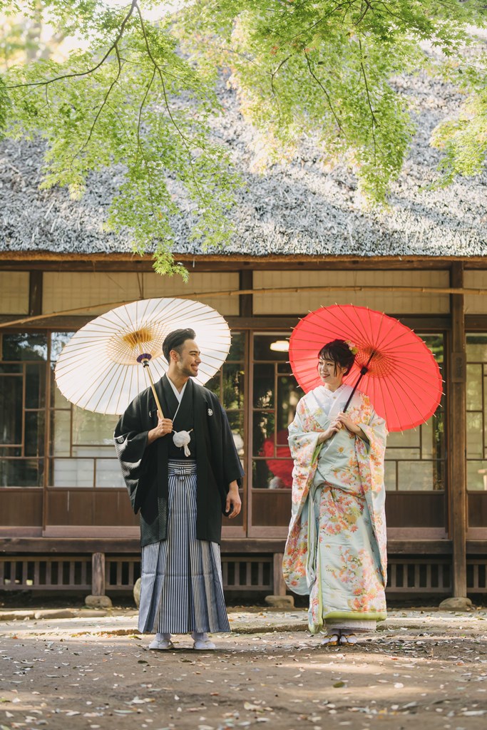 Roka Koushun Garden farmhouse veranda wedding photography — the worn wooden veranda of the historic building provides an intimate and authentic setting for kimono portraits