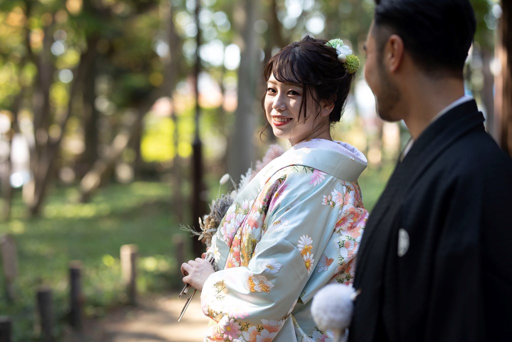 Kimono selection at Roka Koushun Garden — white shiromuku creates clear contrast against the bamboo and aged wood, while deep-toned iro-uchikake harmonizes with the location's earthy palette