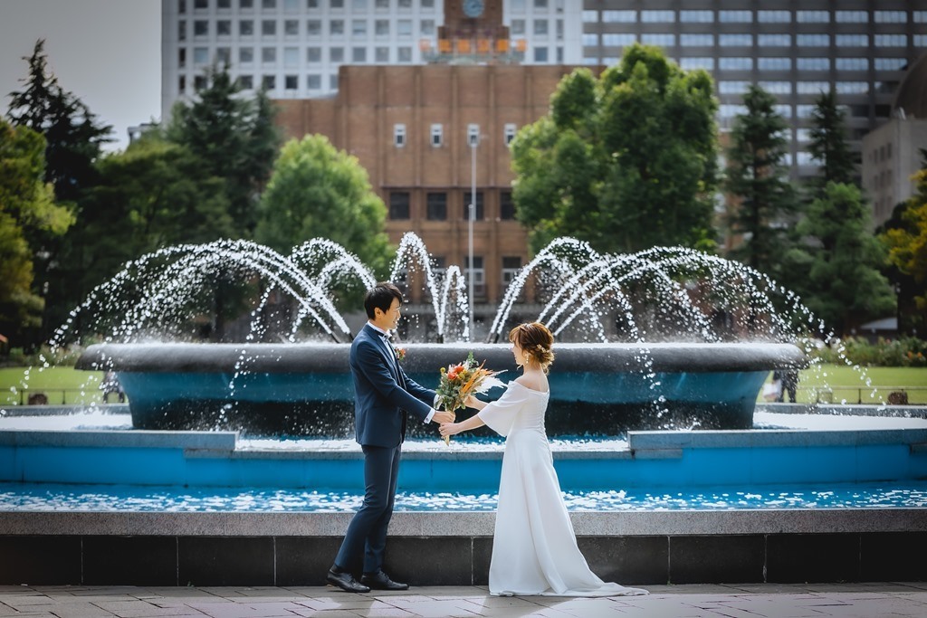 Hibiya Park fountain wedding photography — the classical stone fountain creates a European garden atmosphere, particularly well-suited to lace and full-skirt wedding dresses
