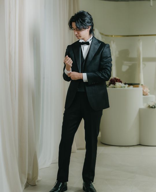 Noir style wedding dress (TR01): A tuxedo in a deep noir tone that embodies quiet sophistication. Luxurious fabric and a refined,
																structured silhouette create an elegant presence without excess. A timeless piece for those who value
																understated authority and classic style.