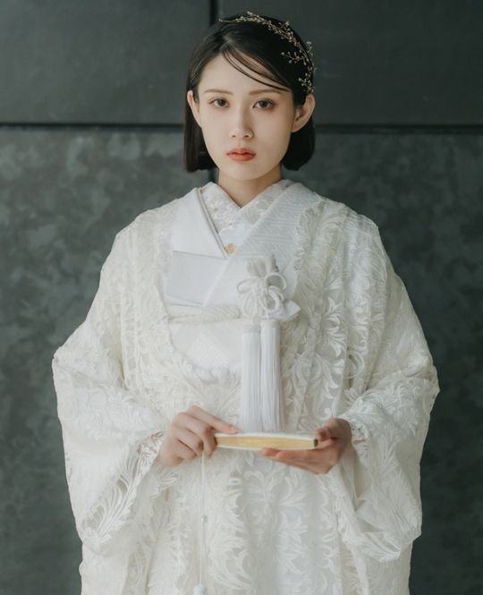 Wedding dress (Shiromuku DE101): A unique all-lace shiromuku featuring delicate detailing throughout. Its pure white fabric creates soft shadows and an elegant presence, blending traditional Japanese beauty with the light, refined grace of lace.