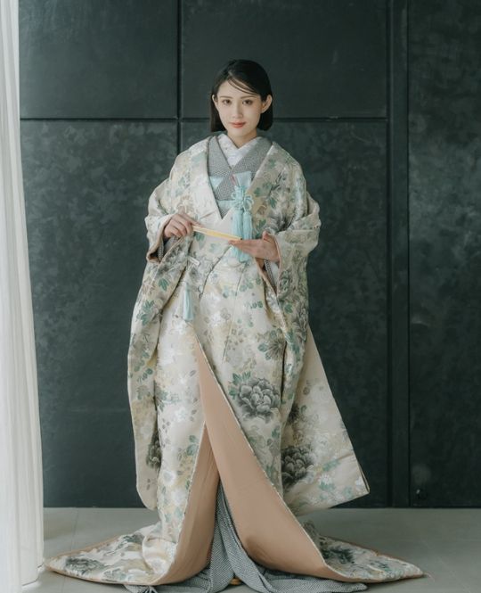 Juun Rei Kei style wedding dress (AMOS18): An exquisite iro-uchikake with a beige base accented by layered blues and golds, creating a serene, modern elegance. The rare blue lining adds a subtle individuality, enhancing the bride’s natural beauty with quiet sophistication.