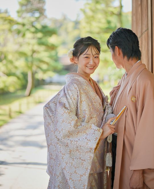 Hanabana Kinpaku style wedding dress (AMOS16): An elegant iro-uchikake adorned with delicate white floral motifs throughout. Subtle gold lining shimmers with each movement, creating a refined harmony of grace and brilliance for a truly special day.
