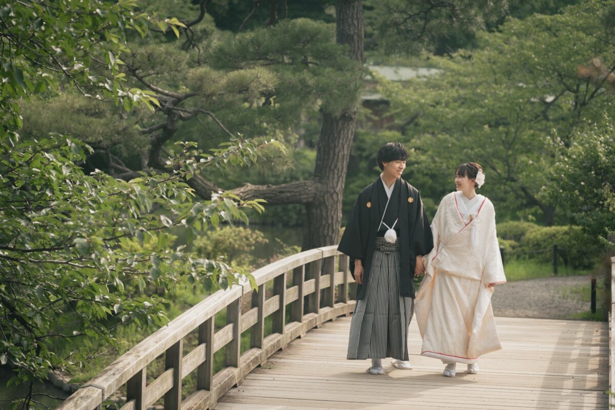 A Natural Kimono Wedding Photoshoot Surrounded by Greenery at Sankeien Garden