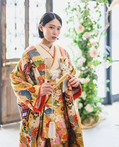 Cream style wedding dress (Under-Kimono：AK22): The soft cream-colored kakeshita features an elegant and gentle tone, creating a refined and graceful impression.
It beautifully enhances the charm of both the shiromuku and iro-uchikake, adding a touch of sophistication and a delicate bridal elegance.