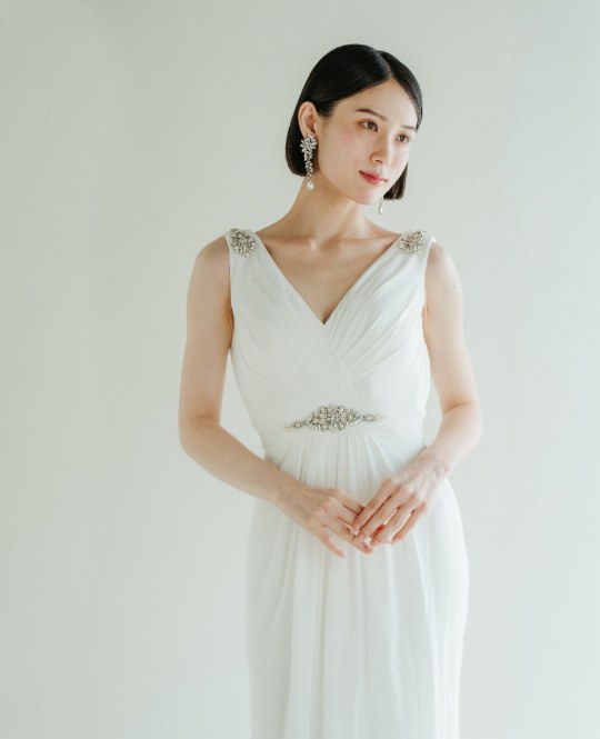 White One V-neck slender-line wedding dress with jewelled shoulder and waist accents (DB04), Japan wedding photography at our Tokyo Omotesando studio.