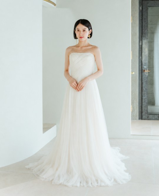 VERA WANG strapless A-line wedding dress with diagonal tulle draping (DR02), available at our Tokyo Omotesando studio for a pre-wedding photoshoot in Japan.