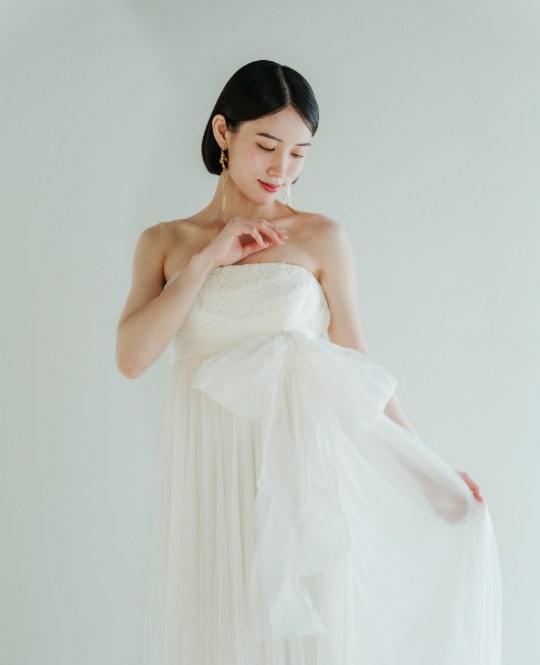 VERA WANG empire-line wedding dress with lace bodice and large organza bow (DS05), Japan wedding photography at our Tokyo Omotesando studio.
