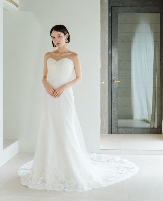 Soft mermaid wedding dress with sweetheart neckline and lace-trimmed train (DS06), pre-wedding photoshoot in Japan at our Tokyo Omotesando studio.