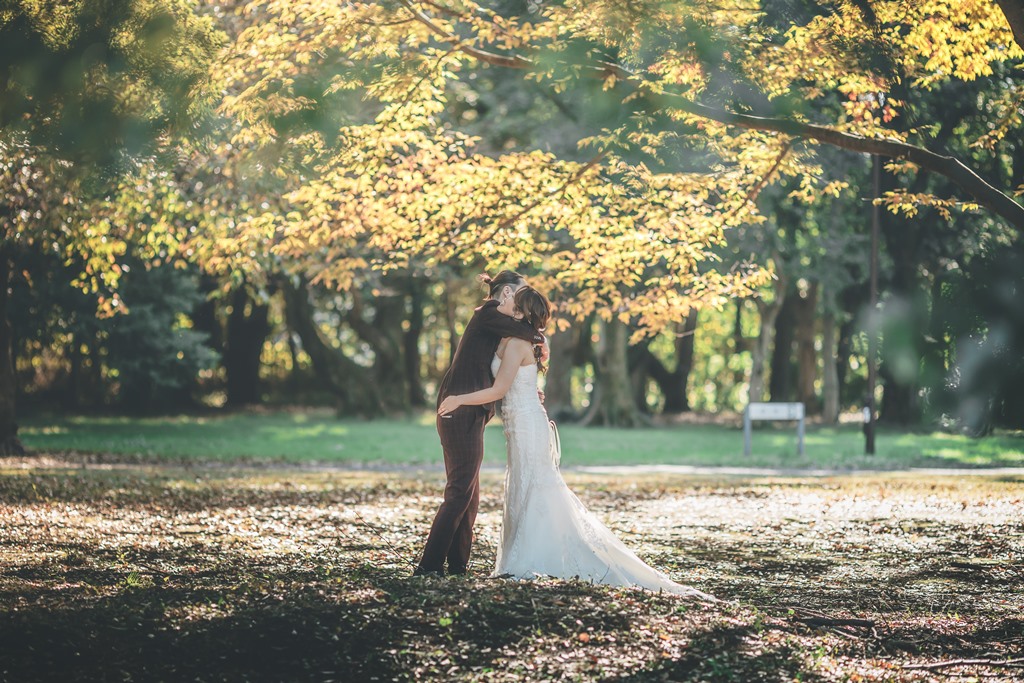 Autumn foliage wedding shoot at Kinuta Park — red and orange leaves create a vivid, romantic backdrop for a pre-wedding session in Tokyo