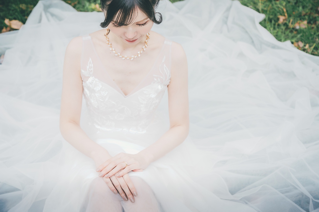 Wedding dress photography at Kinuta Park Tokyo — the natural green setting makes any style of gown look beautiful in outdoor portraits